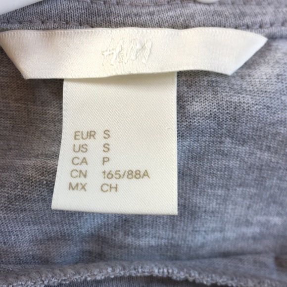 •H&M Short Sleeve Top• - Picture 4 of 4